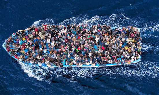 Immigranten bij hun oversteek van de Middellandse Zee. Sinds de val van Khadaffi kunnen mensensmokkelaars in Libië ongestraft hun zin doen en grof geld verdienen. 