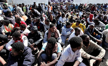 Migranten wachten op trafikanten die hen voor veel geld naar Europa willen brengen (Tripoli, 2017). Libië is sinds de val van Khadaffi dé draaischijf van de mensensmokkel.
