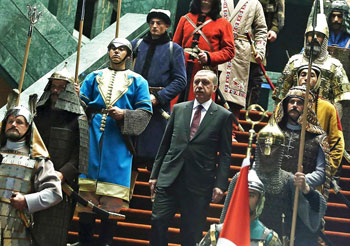 De Turkse president Erdogan ziet zichzelf meer en meer als een nieuwe sultan.