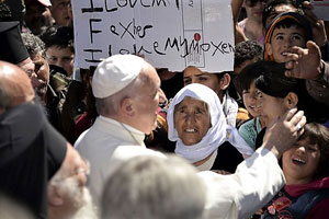 Paus Franciscus in een vluchtelingenkamp op het Griekse eiland Lesbos (april 2016).