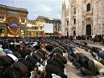 Moslims protesteren tegen een Israëlische aanval op Gaza door het islamitisch gebed te organiseren aan de voet van de Dom van Milaan (januari 2009).