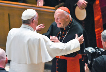 Paus Franciscus begroet kardinaal McCarrick in het Vaticaan.