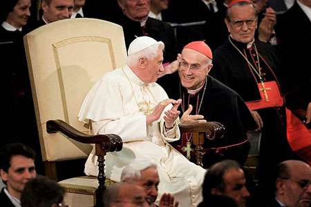 Benedictus XVI met kardinaal-staatssecretaris Tarcisio Bertone.