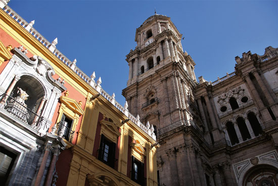 De reusachtige kathedraal van Málaga met op de voorgrond het bisschoppelijk paleis.