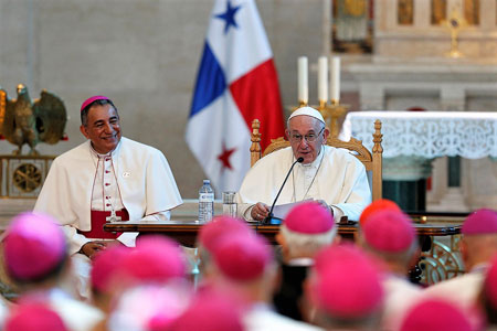 Paus Franciscus in Panama, met naast zich aartsbisschop dom Ulloa.