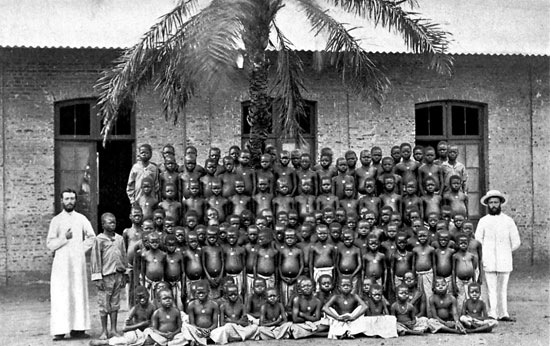 De Vrijstaat vertrouwde de schoolkolonie van Boma, waar kleine vluchtelingen, wezen en vrijgekochte slaven opgevangen werden, toe aan de scheutisten. Vanaf 1909 namen de broeders van de christelijke scholen de leiding over. 