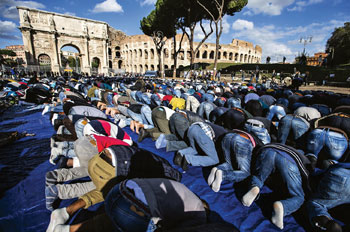 Moslims bidden in het openbaar ter hoogte van het Colosseum in Rome ( 21 oktober 2016 ). Er leven momenteel zo’n 1,6 miljoen mohammedanen in Italië. 