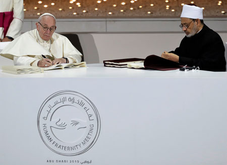 De paus en de grootimam van al-Azhar ondertekenen het Document over de broederlijkheid onder de mensen voor wereldvrede en voor het samenleven.