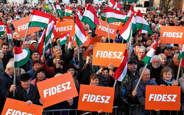 Keer op keer boekt Viktor Orbán met zijn nationalistische partij Fidesz grote overwinningen bij de parlementsverkiezingen, wat bewijst dat hij de steun van de bevolking geniet.