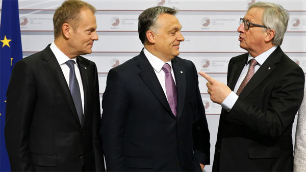 Donald Tusk en Jean-Claude Juncker, de kopstukken van de EU, patroneren alle pogingen om Orbán stokken in de wielen te steken… of een mes in de rug te planten.
