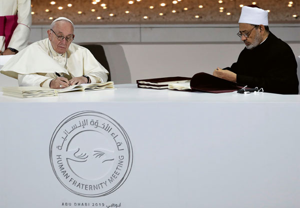 De paus en de grootimam van al-Azhar ondertekenen in Abu Dhabi het Document over de broederlijkheid onder de mensen voor wereldvrede en voor het samenleven.