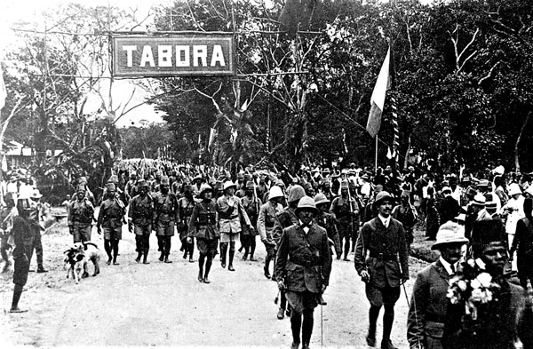 De triomfantelijke intocht van de Weermacht in Tabora op 19 september 1916. 