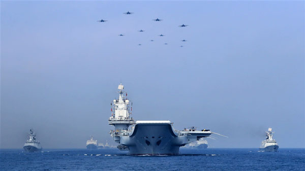 Chinese oorlogsschepen en jets in en boven de Zuid-Chinese Zee (april 2018).