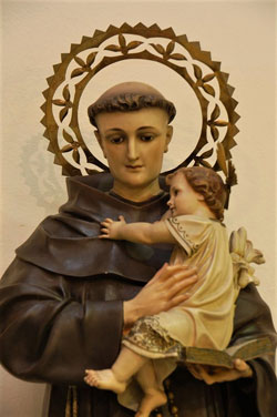Zo wordt de H. Antonius altijd afgebeeld: met het Kindje Jezus op de arm.