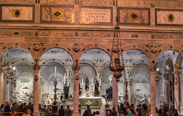 De heilige ligt begraven in een schitterende barokkapel uit de 17de eeuw. Nog altijd komen duizenden gelovigen daar tot hem bidden.