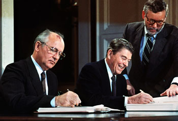 Gorbatsjov en Reagan ondertekenden in 1987 het INF-verdrag. «Ik ben er zelf nog altijd van overtuigd dat dit verdrag de hoeksteen was van het hele systeem van internationale veiligheid.» 
