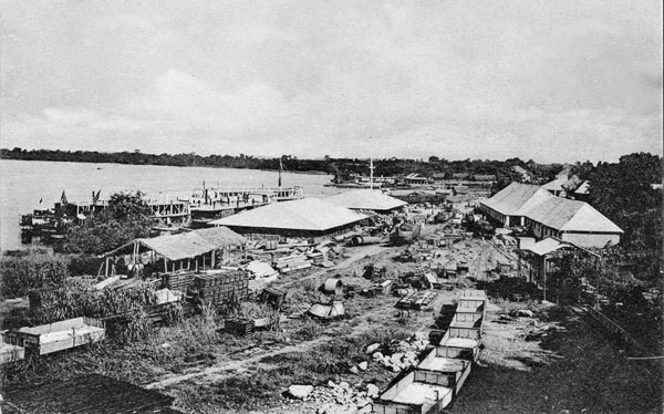Leopoldstad werd in 1920 de hoofdplaats van de kolonie. De stad ontwikkelde zich snel dankzij haar ligging aan de verbreding van de Congostroom (de Stanley Pool ) en de spoorweg naar de oceaan.