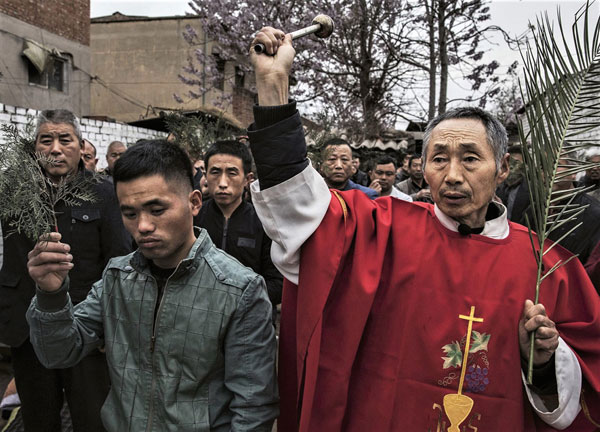 Ondergrondse katholieken tijdens de liturgie van Palmzondag ( Shijiazhuang, provincie Hebei, april 2017 ).
