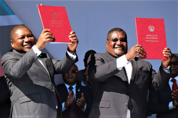 De kopstukken van FRELIMO (links president Filipe Nyusi) en RENAMO (rechts hun voorman Ossufo Momade) sloten een nieuw akkoord in augustus 2019, net op tijd voor het bezoek van paus Franciscus. 