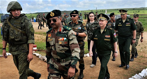 Het hoofd van de Indiase strijdkrachten, generaal Nudurupati, bezoekt het Russisch militair terrein waar gezamenlijke Indiaas-Russische legeroefeningen zullen doorgaan (2017).