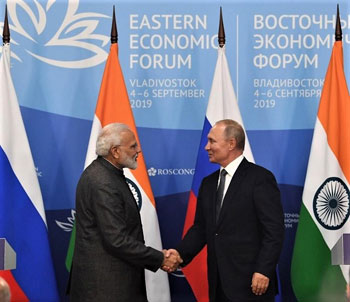 De handdruk tussen Poetin en de Indiase premier Modi in Vladivostok. India telt nu 1,3 miljard inwoners en zal China in 2025 voorbijsteken als volkrijkste land ter wereld.