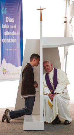 In Brazilië hoort de paus de biecht van een jonge gelovige.