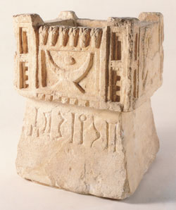Klein wierookaltaar in kalksteen, afkomstig uit Jemen (in het zuiden van het Arabisch schiereiland : « Arabia felix »). Hoogte 30 cm. Gedateerd tweede eeuw van onze tijdrekening (Parijs, Louvre, cl. RMN, Ch. Larrieu). Het bovendeel ziet eruit als een fort, met hoektorens en vensters, en stelt een tempel voor. Binnenin werd wierook verbrand, het kostbare parfum bij uitstek, dat door de Wijzen aan het Kind Jezus werd aangeboden als eerbewijs aan zijn goddelijkheid (Matth. 2, 11). Maar hier gaat het nog om de heidense « zonnegodin » (bry šms), zoals de inscriptie op het voetstuk vermeldt. Op het middenvlak tussen de twee hoektorens zijn de halve maan en de zonneschijf afgebeeld, met daarboven een fries van stierenkoppen : allemaal symbolen « van de hemelen en de aarde en wat zij bevatten », waarvan de auteur van de Koran zijn gelovigen onderwijst dat « de God » er de koning van is – en niet Christus of zijn Moeder. Daarom neemt hij niet het Kruis van Christus maar « de heilige maan » (V 2), « de gunstige maan » (šahru ramadân, II 185) als standaard.
