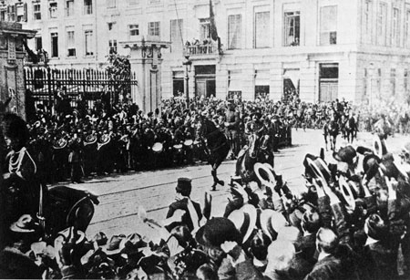Koning Albert naar het parlementsgebouw