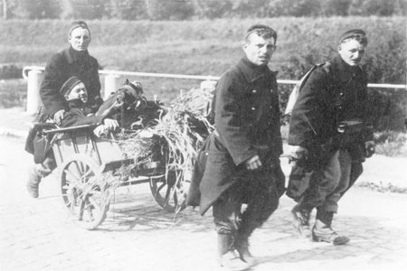 Belgische-soldaten-voeren-een-gewonde-kameraad