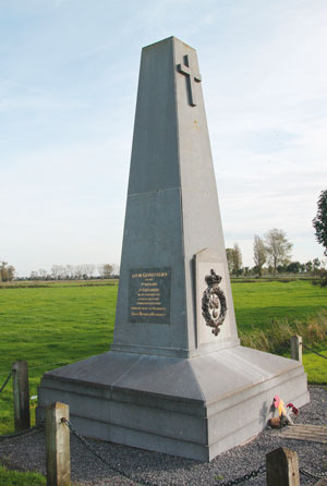 Gedenkteken voor majoor d’Oultremont en zijn grenadiers aan de oever van de IJzer bij Tervate. Zij slaagden er ei zo na in om de Duitsers terug over de stroom te werpen en zo de bocht van Tervate te redden.