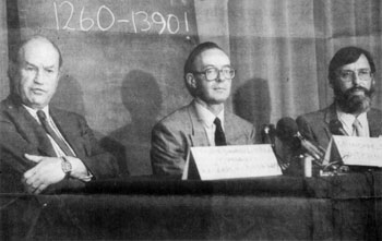 Triomf van de « carbonari » : Hall, Tite en Hedges tijdens hun persconferentie, vóór het bord waarop de vermeende datum van de Relikwie geschreven is... met een spottend uitroepteken er achter.