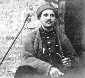 Martial op de hoeve Groot-Cambron, voorjaar 1915. « De staat van dienst van luitenant Lekeux is onvolprezen. Ondanks het systematisch bombarderen van zijn post heeft hij zijn opdracht als waarnemer altijd koelbloedig en oordeelkundig vervuld » (generaal Jacques, 22 februari 1915).