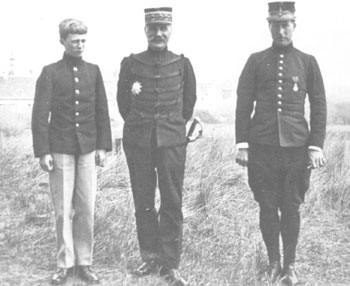 Foch op bezoek bij de koning in De Panne, 4 mei 1915. Naast de Franse generaal staat kroonprins Leopold. Foto genomen door koningin Elisabeth.