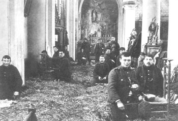 Bij het begin van de oorlog moest nog heel veel geïmproviseerd worden. Jonge soldaten krijgen een slaapplaats toegewezen in een kerk in de Westhoek ; op hun onschuldig gezicht staan de helse verschrikkingen van de gruwel aan het front nog niet te lezen.
