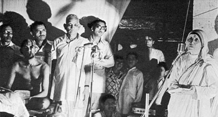 Moeder Teresa bij de jaina’s. Links ziet men één van de vier digambara-monniken van de strenge observantie zitten ( foto MISSI/Sunil Kumar Dutt).
