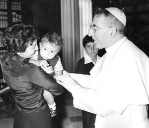 Familiebijeenkomst bij papa Luciani in het apostolisch paleis.