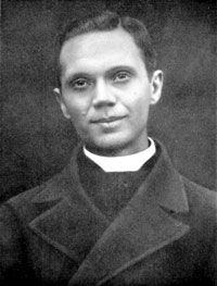 Rector van de zusters van de H. Vincentius a Paulo in Moerzeke, ca. 1920. Een « te zoetsappige foto » (Van de Velde) ? Of de beeltenis van een man Gods die weet dat onze eindbestemming in de hemel ligt ?