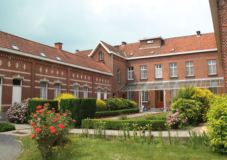 Het klooster van de zusters van de H. Vincentius a Paulo in Moerzeke zoals het er vandaag uitziet (tuinzijde). Binnen is een klein museum over priester Poppe ingericht.