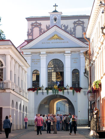 De Poort van het Morgenrood (in het Pools Ostra Brama) in de stad Vilnius (Wilno), die tussen de beide Wereldoorlogen Pools was. In deze stadspoort vereert men een beroemde icoon van de H. Maagd, Moeder van de Barmhartigheid. In 1935 eiste het Visioen van zuster Faustina dat het schilderij van de barmhartige Christus hier zou opgehangen worden.