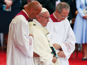 Paus Franciscus tijdens de H. Mis die hij op 28 juli 2016 opdroeg in Czestochowa, Polen. Meer dan ooit is hij de « wankelende » paus uit het Derde Geheim van Fatima : woorden en daden van diep geloof wisselen af met bevreemdende toegevingen aan de geest van zijn twee voorgangers en het Concilie.