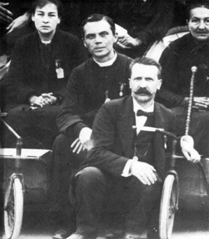In september 1920 ging Edward met een groep bedevaarders uit Oost-Vlaanderen mee naar Lourdes. Hij legde zijn lot volledig in de handen van Maria : « herkregen gezondheid of het apostolaat van het kruis ». 
