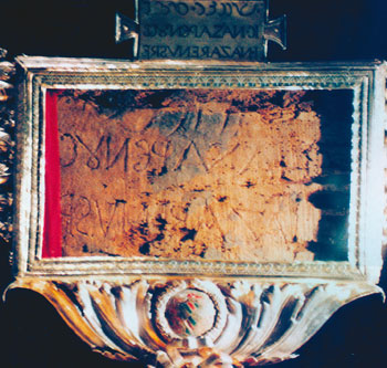 De reliekhouder met wat er rest van het drietalig houten bordje boven het Kruis, de zgn. Titulus Crucis, die bewaard wordt in de basiliek van Santa Croce in Gerusalemme te Rome. Men herkent bovenaan de restanten van Hebreeuwse letters, in het midden Grieks schrift en onderaan Romeinse kapitalen. Foto M. Hesemann. 
