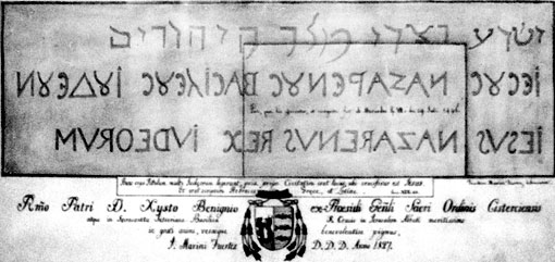 Reconstructie van de volledige plank met het opschrift en aanduiding van het deel dat de H. Helena, die de titulus samen met het Ware Kruis terugvond, er liet uit verwijderen en dat bewaard bleef. Carsten Peter Thiede schat de volledige lengte op ongeveer 60 cm en de breedte op ca. 21 cm. Merk op dat in deze reconstructie, te bekijken in de kerk van het H. Kruis in Rome, verkeerdelijk NAZARENVS in plaats van NAZARINVS staat (onderste regel) en dat de woorden ten onrechte van elkaar gescheiden zijn.