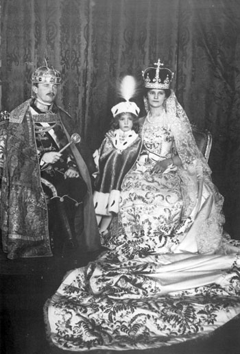 Het officiële portret van Karel en Zita na hun kroning tot koning en koningin van Hongarije (30 december 1916). Karel draagt de beroemde Stephanskroon, die door Paus Silvester II in het jaar 1000 aan de H. Stephanus was geschonken om de alliantie tussen de Roomse Kerk en het katholieke koninkrijk Hongarije te bezegelen. Naast Zita staat hun oudste zoon Otto.
