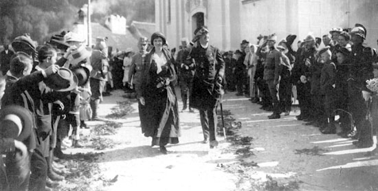De keizer en de keizerin op bezoek in Adelsberg, 3 juni 1917. Terwijl veel leidinggevende politici in het rijk volop bezig waren met separatistische strategieën en de monarchie al opgegeven hadden, konden Karel en Zita op een ongemeen grote sympathie en verering rekenen bij de gewone bevolking. Hun eenvoud en ongedwongen manier van doen droegen daar niet weinig toe bij.