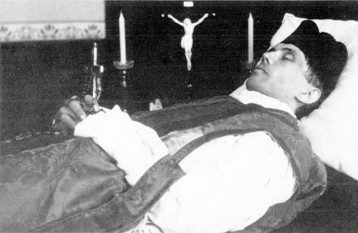 Priester Poppe op zijn doodsbed, 10 juni 1924. 