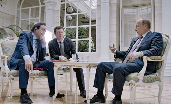 Regisseur Oliver Stone, een tolk en president Poetin.