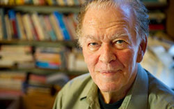 De Amerikaan Gene Sharp (1928-2018) was de theoreticus van het geweldloos verzet. Hij schreef er in 1993 een handboek over: From Dictatorship to Democracy, a Conceptual Framework for Liberation.