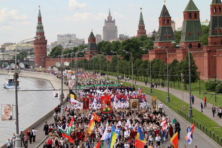 Voor de viering van de feestdag van de HH. Cyrillus en Methodius in 2016 trokken honderden gelovigen langs de muren van het Kremlin.