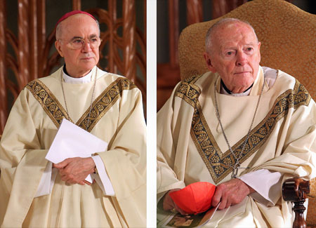 Mgr. Carlo Maria Viganò (links) en kardinaal Theodore McCarrick (rechts), beiden gefotografeerd tijdens een zaligverklaringsplechtigheid in de kathedraal van Newark (4 oktober 2014).